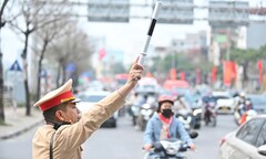 CSGT Hà Nội siết chặt phân luồng, xử lý nồng độ cồn quanh 33 điểm bắn pháo hoa đêm Giao thừa