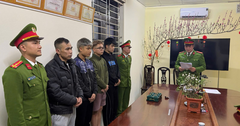  Khởi tố nhóm đối tượng dùng súng đe dọa, đánh con nợ tại quán cắt tóc