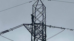 Người đàn ông thất tình trèo lên cột điện cao thế, 20.000 hộ dân gánh hậu quả