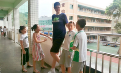 Cậu bé 11 tuổi sở hữu chiều cao 2m06: Ứng viên cho kỷ lục Guinness thế giới