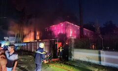 Cháy lớn tại nhà kho trong đêm mùng 2 Tết ở TP.HCM