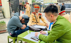Nam thanh niên đi xe máy không biển số, tông vào CSGT tại chốt đo nồng độ cồn
