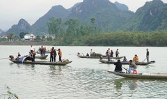 Vụ chìm thuyền, cả gia đình 7 người gặp nạn: Xuyên đêm tìm kiếm 2 nạn nhân mất tích