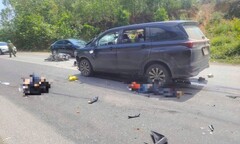 Hiện trường ô tô va chạm với xe máy trên Quốc lộ 12A, 4 người thương vong 