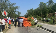 Tin tức tai nạn giao thông mới nhất ngày 22/2: Xe taxi va chạm xe máy rồi lao vào sân nhà dân