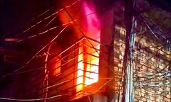 Cháy nhà trong đêm ở TP.HCM, người đàn ông bị liệt được cứu kịp thời