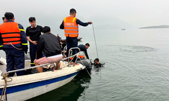 Đặc công Hải quân tìm thấy thi thể nạn nhân đầu tiên vụ lật tàu chở khách trên hồ Thác Bà