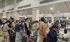 Người dân ùn ùn trở lại TP.HCM, sân bay Tân Sơn Nhất đón lượng khách kỷ lục