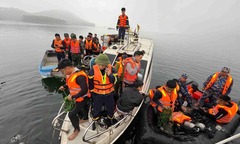 Vụ lật tàu trên hồ Thác Bà: Xót xa ký ức chắp vá của người đàn ông vừa thoát khỏi  "lằn ranh sinh tử "