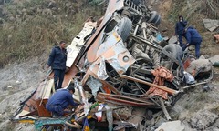 Clip: Hiện trường xe buýt mất lái gây tai nạn kinh hoàng, 18 người tử vong thương tâm ở Nepal