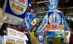 Bi hài khui giỏ quà Tết: Vỏ như hàng "ngoại nhập " lộng lẫy, ruột lèo tèo vài chiếc bánh "fake " "