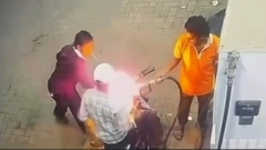 Clip: Bị cấm hút thuốc tại trạm xăng, người đàn ông châm lửa đốt xe máy
