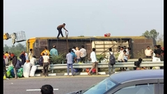 Xe buýt mất kiểm soát, lật nghiêng khi đang lưu thông ở Ấn Độ, 5 người thiệt mạng