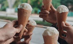 Trải nghiệm ăn kem hồ Tây ngày đông