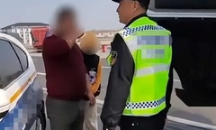Vợ bật khóc nức nở giữa trạm dừng nghỉ vì bị chồng "bỏ quên " khi đang đi vệ sinh