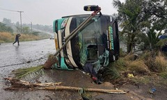 Hiện trường vụ ô tô khách chở 32 người lật trên quốc lộ, 3 người thương vong