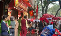 Hà Nội: Người dân đội mưa mua vàng ngày vía Thần Tài tại phố  "vàng "