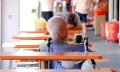 Chăm sóc hàng xóm 12 năm, người đàn ông bất ngờ được tặng 5 căn nhà