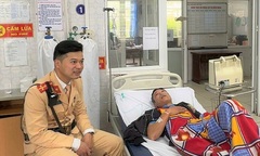 Lực lượng CSGT dùng xe chuyên dụng đưa người đột quỵ đi cấp cứu kịp thời