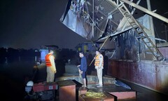 Hà Nội: Bắt giữ 02 phương tiện khai thác cát trái phép trên sông Cầu