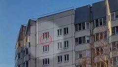 Người đi đường bàng hoàng phát hiện bé trai chênh vênh trên bệ cửa sổ chung cư, diễn biến tiếp theo gây  "đứng tim "
