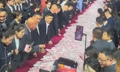 Clip: Doanh nghiệp trải tiền kín bàn, cho nhân viên lấy bao nhiêu tùy thích