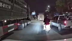 Công an xác minh clip ô tô tạt đầu khiến xe máy chở trẻ em suýt ngã vào gầm xe tải