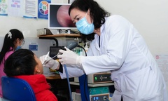 Trời nồm “tấn công” đường hô hấp, nhiều trẻ viêm mũi, viêm tai giữa