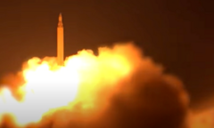 Clip: Cận cảnh Iran khai hỏa tên lửa đạn đạo, đáp trả cuộc tấn công của Mỹ và Israel