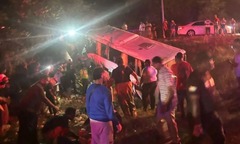 Lật xe chở khách du lịch ở Dominica, 21 người thương vong