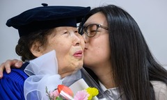 Tân cử nhân 85 tuổi và bí mật đằng sau tấm bằng tốt nghiệp ở tuổi xế chiều
