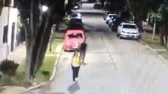 Camera ghi lại khoảnh khắc gã đàn ông hung hãn đá bay người phụ nữ trên phố