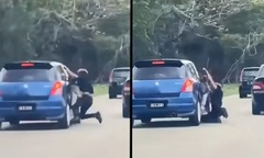 Clip: Chồng cũ "đu " nắp capo xe suốt 2km, cùng đồng bọn đập phá xe vợ cũ
