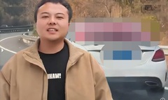 Chàng trai thoát tắc đường nhờ dán dòng chữ  "xin nhường đường để đi cầu hôn " trên xe 