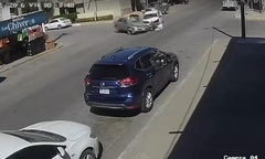 Clip: Nữ tài xế văng khỏi xe sau cú đâm kinh hoàng vì quên thắt dây an toàn