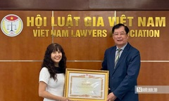 Trao bằng khen của Chủ tịch Hội Luật gia Việt Nam cho cán bộ của Tổ chức Bánh mỳ cho thế giới