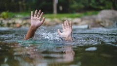 Bé gái bị đuối nước, 5 trẻ khác nhảy xuống cứu, tất cả đều tử vong ở Ấn Độ