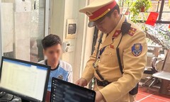 Hà Nội: Sử dụng giấy chấp thuận vào phố giả mua qua mạng, tài xế bị CSGT phát hiện, xử lý