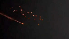 Clip: Iran khai hỏa tên lửa mang đạn chùm, trút  "mưa hỏa lực " xuống Israel 