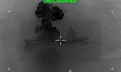 Clip: Mỹ giáng đòn không kích khiến tàu sân bay chở UAV của Iran cháy ngùn ngụt