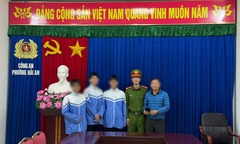Nhặt được ví tiền, 3 học sinh lớp 11 tìm người đánh rơi để trả lại