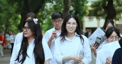 Tuyển sinh lớp 10 Hà Nội: Phụ huynh  "thấp thỏm " chờ phân tuyến, tâm lý  "giữ chỗ " đề phòng rủi ro