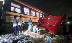 Hiện trường vụ tàu SE8 tông  "gãy đôi " xe tải vượt rào chắn mắc kẹt ở đường ray