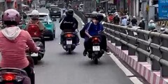 Xác minh clip 2 học sinh chạy xe máy với  "tư thế lạ " trên cầu vượt  ở TP.HCM