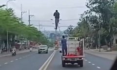 Xử phạt tài xế xe biển xanh chở người  "làm xiếc " lưu thông trên Quốc lộ 14