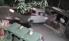 Clip: Đạp nhầm chân ga trong lúc ngủ gật, xe bán tải tông sập cửa hàng ven đường