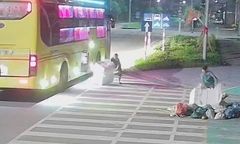 Xử lý nhân viên xe khách giường nằm ngang nhiên xả rác ven đường ở Huế