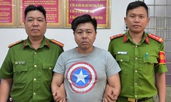Bắt khẩn cấp đối tượng đập phá đồ của nữ hành khách trước nhà ga T3 Tân Sơn Nhất