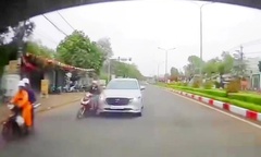 Clip: Tài xế ô tô gây va chạm khiến 2 người ngã giữa đường rồi bỏ chạy