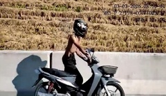 Clip: Tên trộm xe máy bị tóm gọn khi đang đẩy xe tẩu thoát trên cao tốc